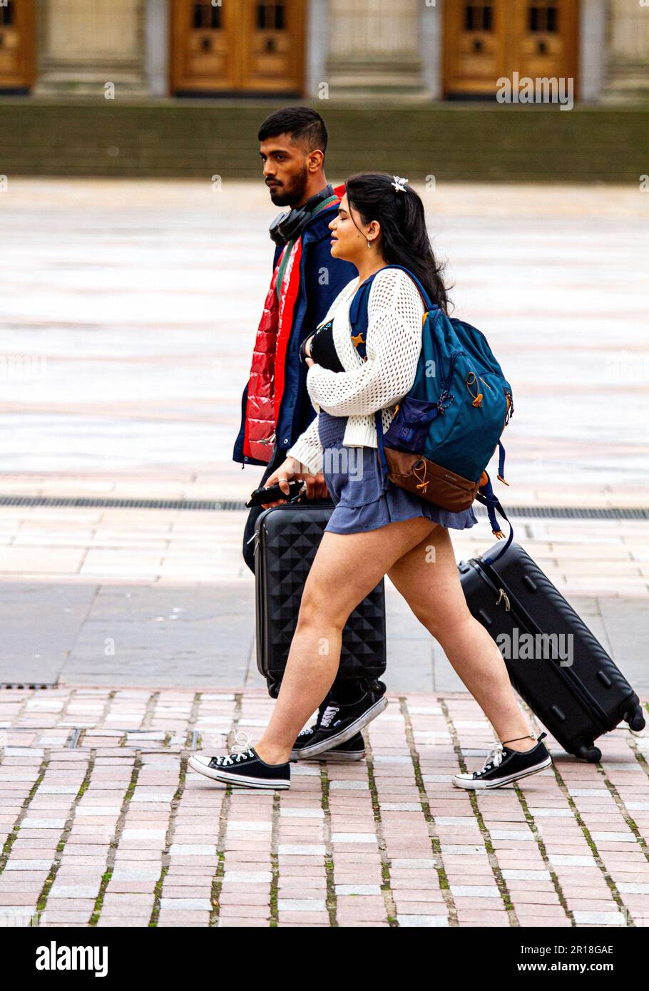 Dundee, Tayside, Schottland, Großbritannien. 12. Mai 2023. Wetter in Großbritannien: Die Temperaturen im Nordosten Schottlands lagen heute Morgen bei etwa 9 °C. Modische Frauen verbringen den Tag im Stadtzentrum von Dundee, genießen das Stadtleben und gehen beim Einkaufen in ihren Alltag. Kredit: Dundee Photographics/Alamy Live News Stockfoto