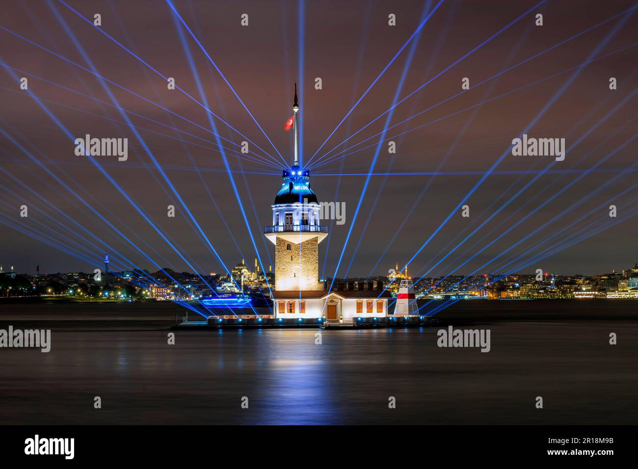 Das neue Aussehen des Jungfernturms nach der Restaurierung in Istanbul, Türkei. Maiden's Tower wurde mit Licht- und Lasershows eröffnet. Stockfoto
