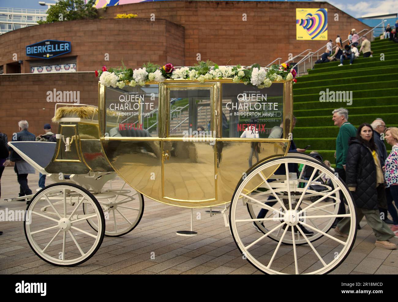 Bridgerton's Queen Charlotte Gold Promotional Coach Stockfoto