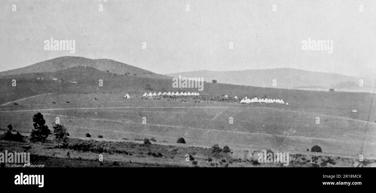 Der Burenkrieg, auch bekannt als der zweite Burenkrieg, der südafrikanische Krieg und der Anglo-Boer-Krieg. Dieses Bild zeigt: Mountain Artillery: Camp of the Battery, das in Nicholson's Nek gefangen wurde. Originalfoto von ‚Navy and Army‘, c1899. Stockfoto