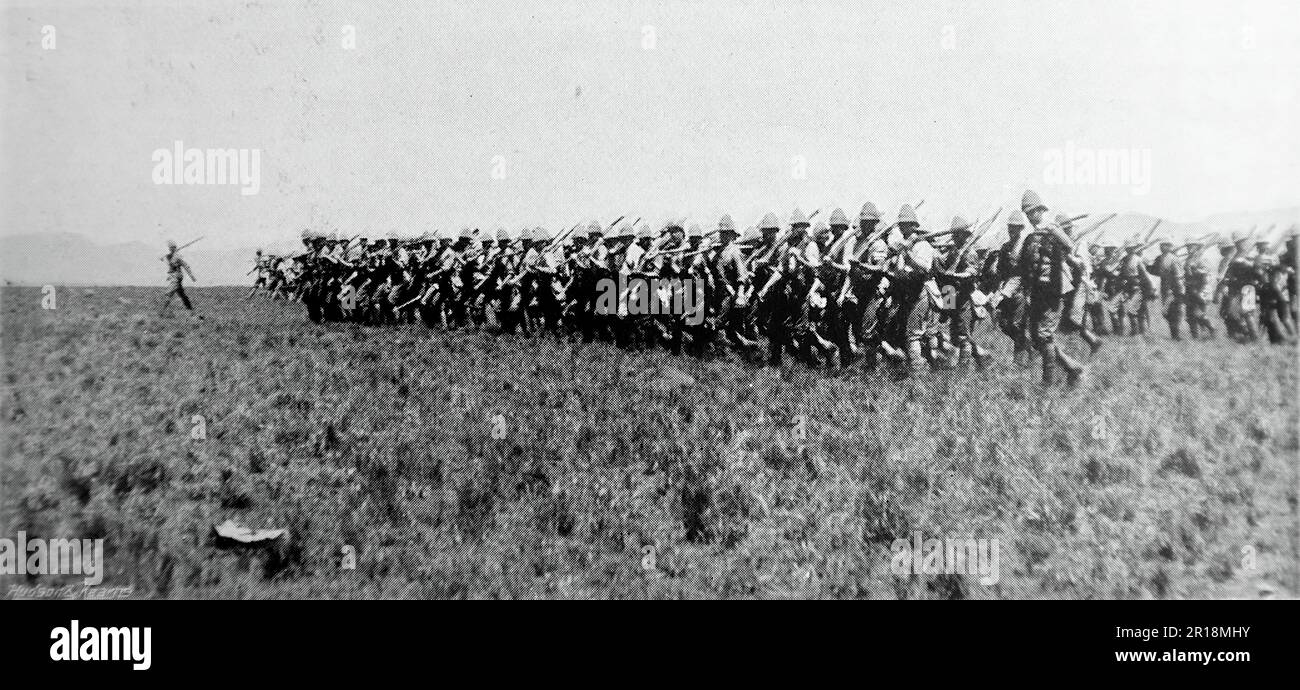 Der Burenkrieg, auch bekannt als der zweite Burenkrieg, der südafrikanische Krieg und der Anglo-Boer-Krieg. Dieses Bild zeigt: Keine Zeit zum Anziehen: Die Royal Berkshire wird in ihren Hemdärmeln schnell zum Vorschein kommen. Originalfoto von ‚H.W. Nicholls, Johannesburg“, c1899. Stockfoto