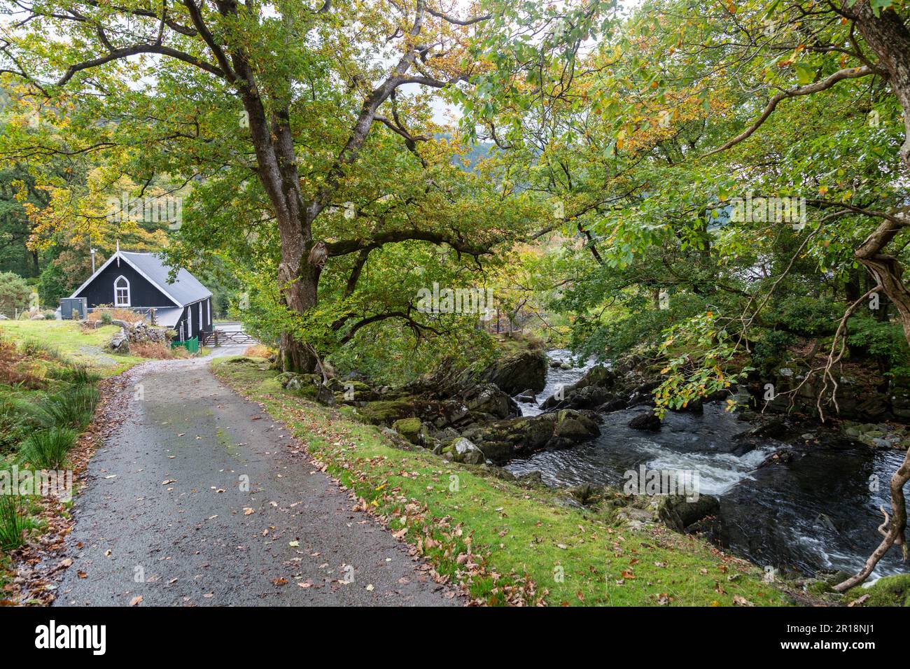 Spaziergang am Ufer entlang des turbulenten Flusses Gamlan Stockfoto