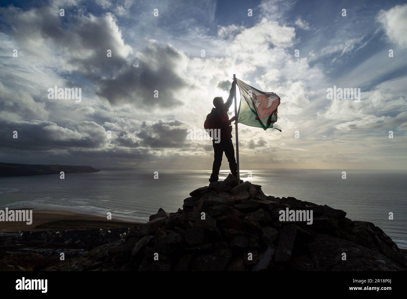 Die Flagge befindet sich auf einem Cairn, das eine Gedenkstätte für die Soldaten des Bezirks Birmingham aus dem Jahr WW1, Barmouth, Wales, ist. Stockfoto