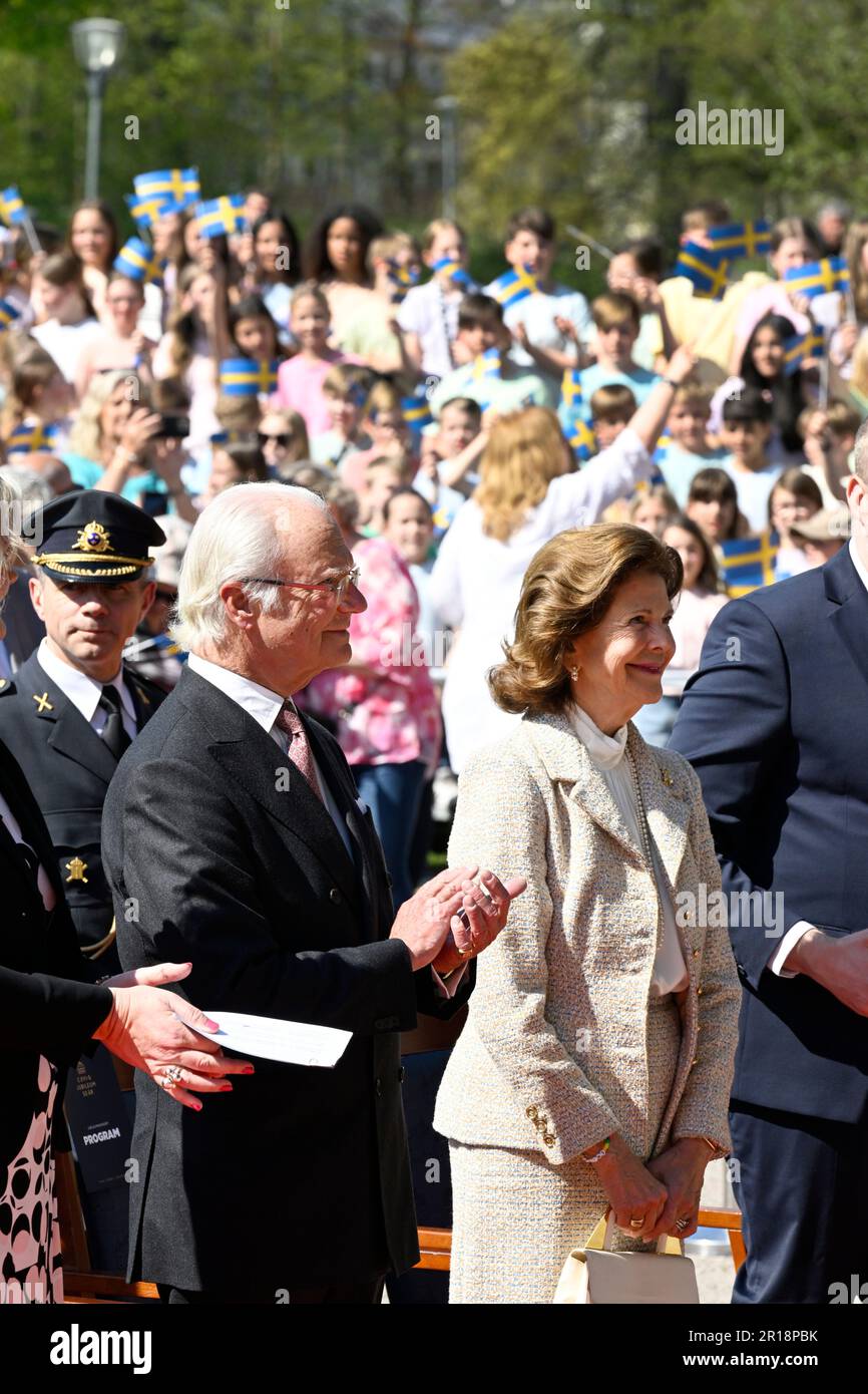 ÖREBRO 20230512Queen Silvia und König Carl Gustaf bei der Feier in Stadsparken, Örebro während des Besuchs des Königspaares im Örebro County. Während der Stockfoto