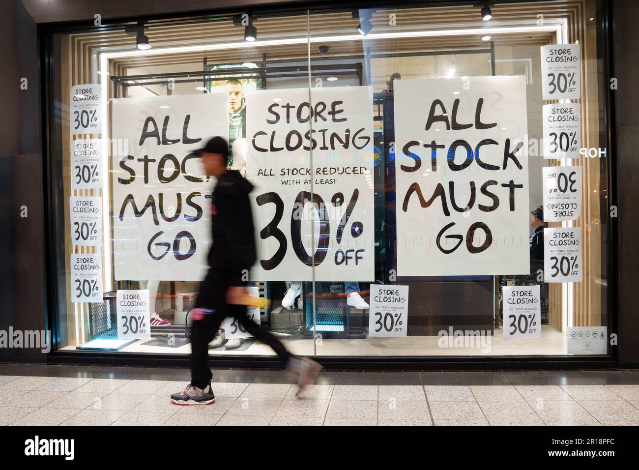 Manchester, Großbritannien. 11. Mai 2023. Ein Mann geht am 11. Mai 2023 an einem Geschäft in Manchester, Großbritannien vorbei. Die Bank of England (BoE) hob am Donnerstag ihren Leitzins um 0,25 Prozentpunkte auf 4,5 Prozent an, den höchsten seit 2008. Die Wachstumsprojektionen für die Wirtschaft des Vereinigten Königreichs (VK) wurden verbessert, und die Inflationsprognosen wurden höher angepasst. Kredit: Jon Super/Xinhua/Alamy Live News Stockfoto