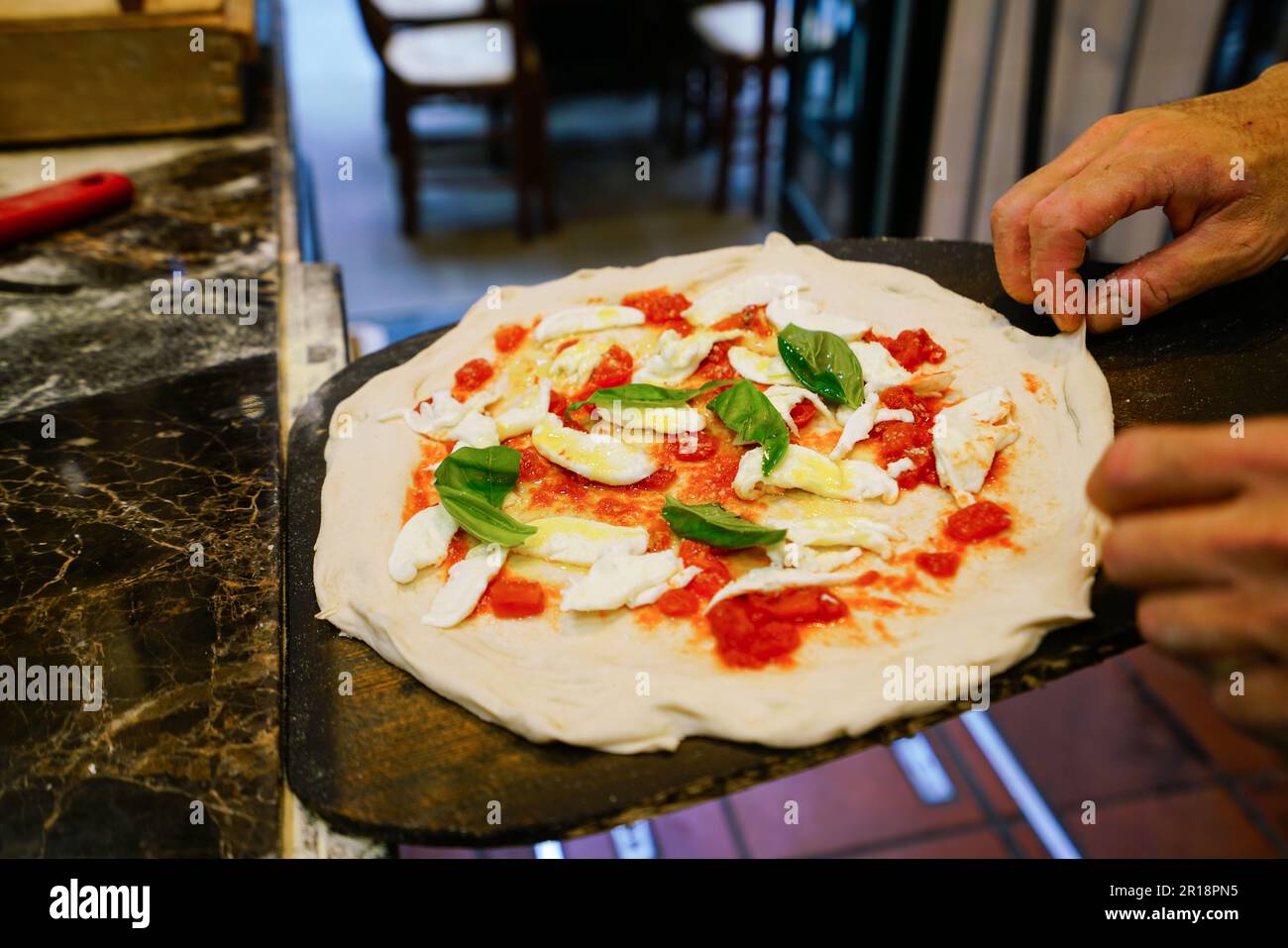 Die Herstellung von Margherita Pizza Stockfoto