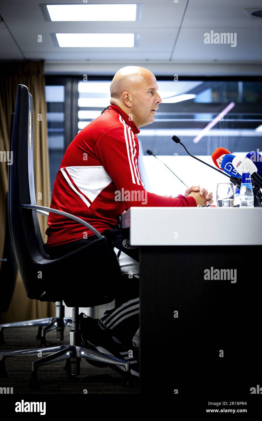 ROTTERDAM - Feyenoord Coach Arne Slot während einer Pressekonferenz im Stadion De Kuip im Vorfeld des Auswärtsspiels gegen Go Ahead Eagles. Feyenoord kann dann den nationalen Titel erobern. ANP RAMON VAN FLYMEN niederlande raus - belgien raus Stockfoto