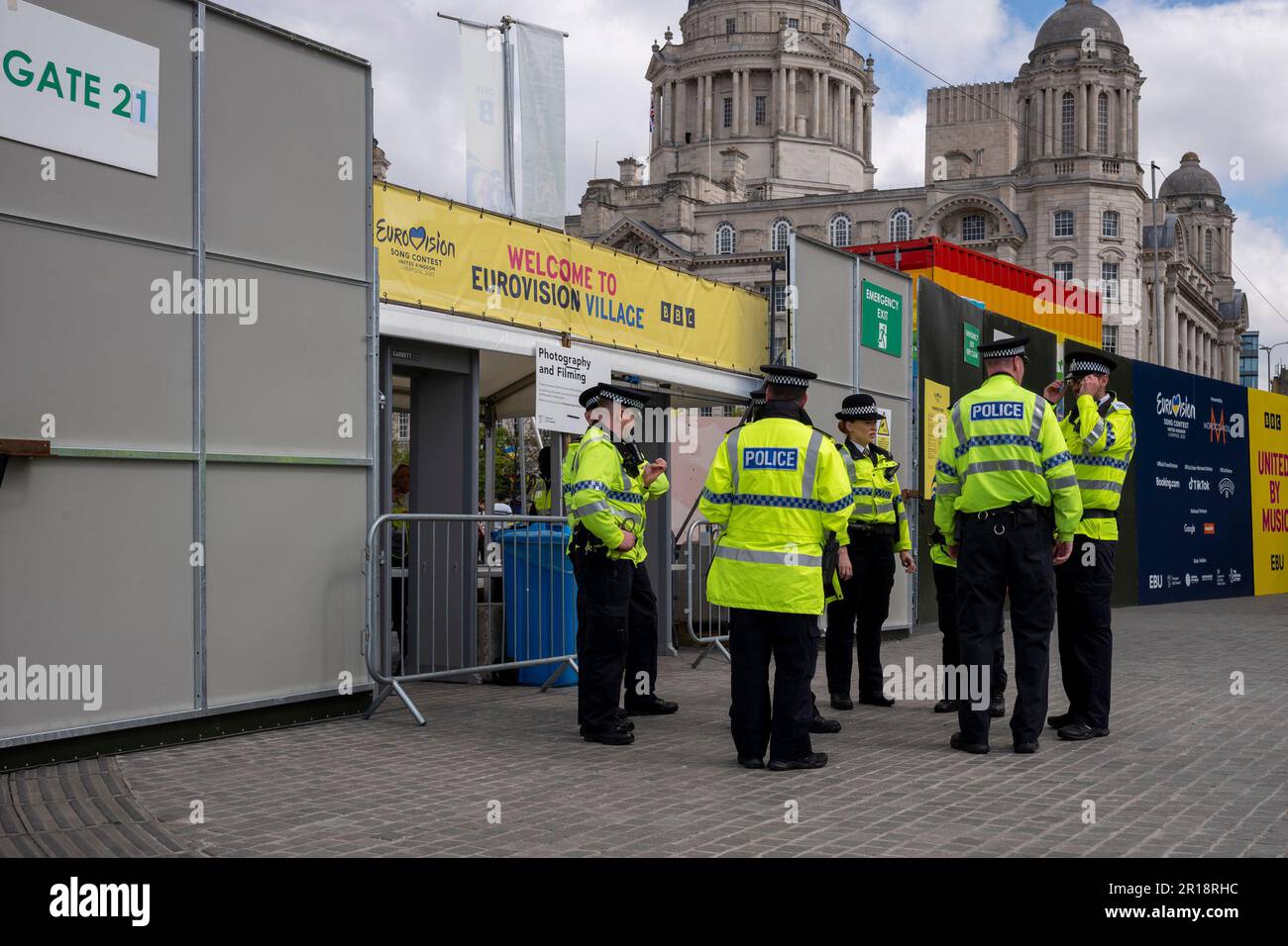 Liverpool UK 12. Mai 2023. Eurovision Song Contest 2023. Am letzten Tag vor dem Finale strömen die Leute in Schlange, um das Eurovision Village am Pier Head zu betreten und die Proben auf der großen Leinwand zu sehen. Kredit: Rena Pearl/Alamy Live News Stockfoto