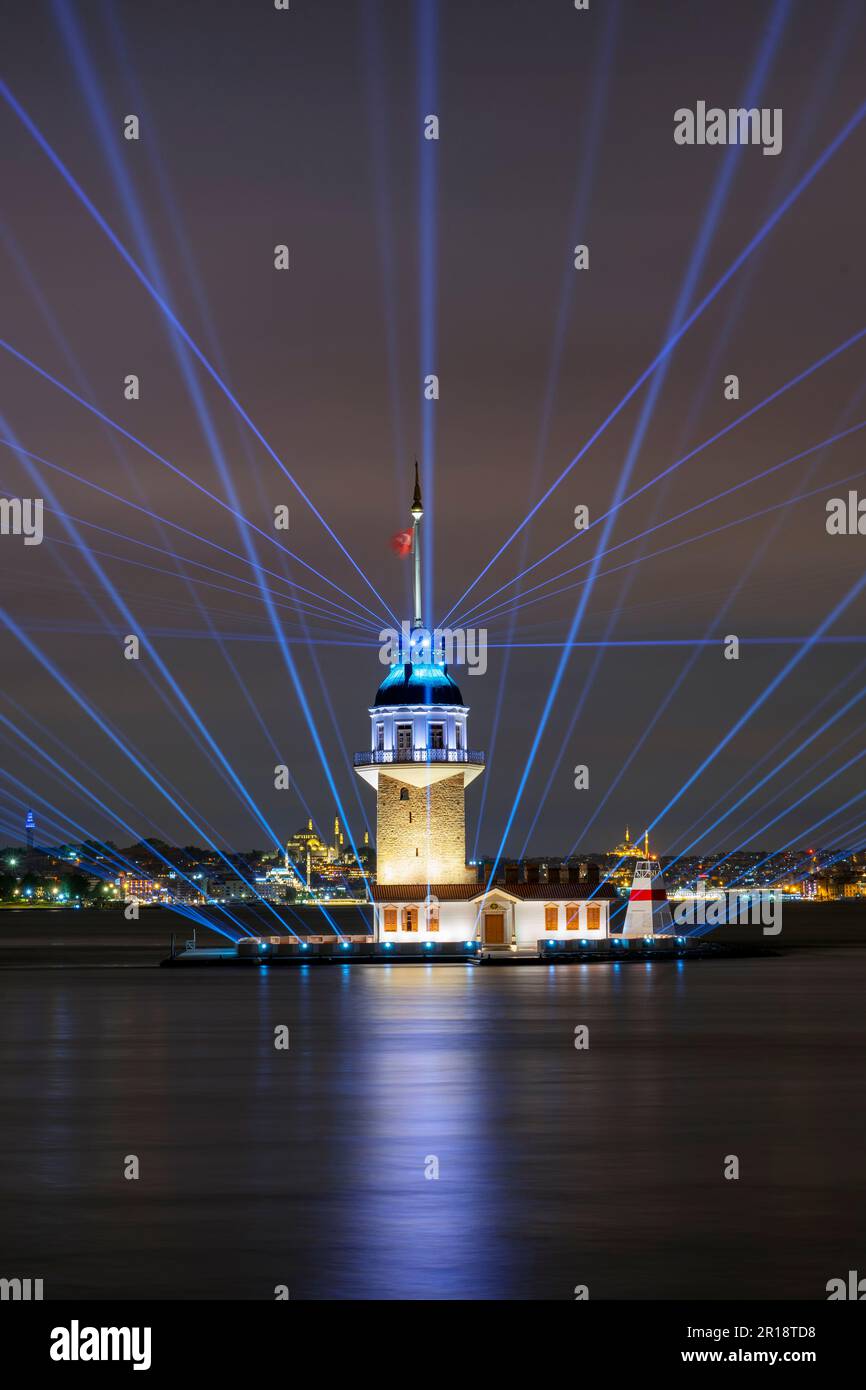Nachtsicht auf den neu restaurierten Jungfernturm in Istanbul, Türkei. Stockfoto