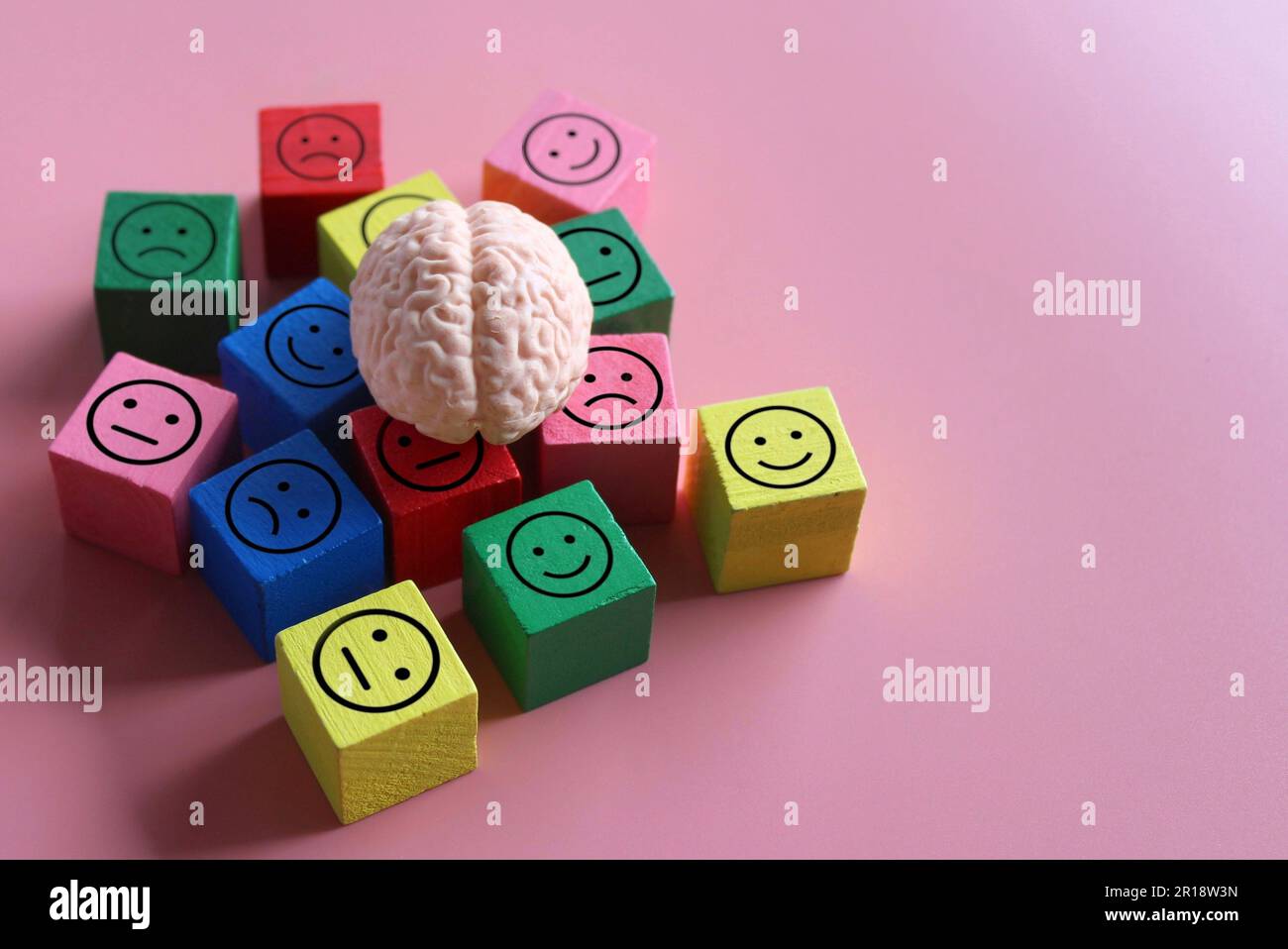 Menschliches Gehirn mit glücklicher, neutraler und trauriger Ikone. Psychische Gesundheit, Stimmungsschwankungen, bipolare Störung. Stockfoto