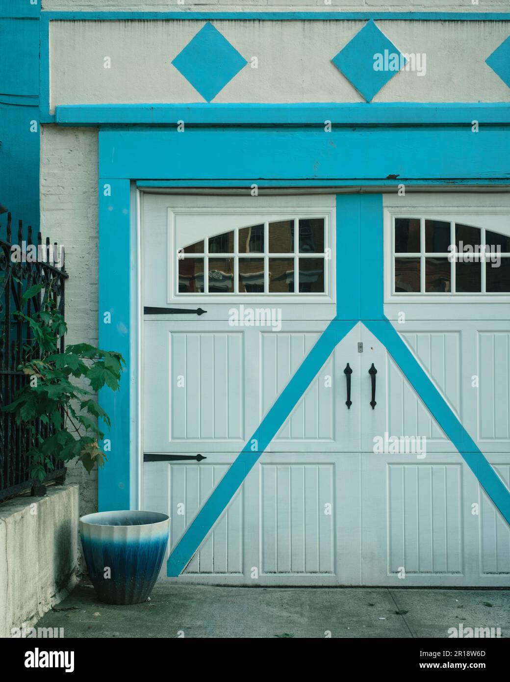 Garage mit türkisfarbener Verkleidung, Crown Heights, Brooklyn, New York Stockfoto