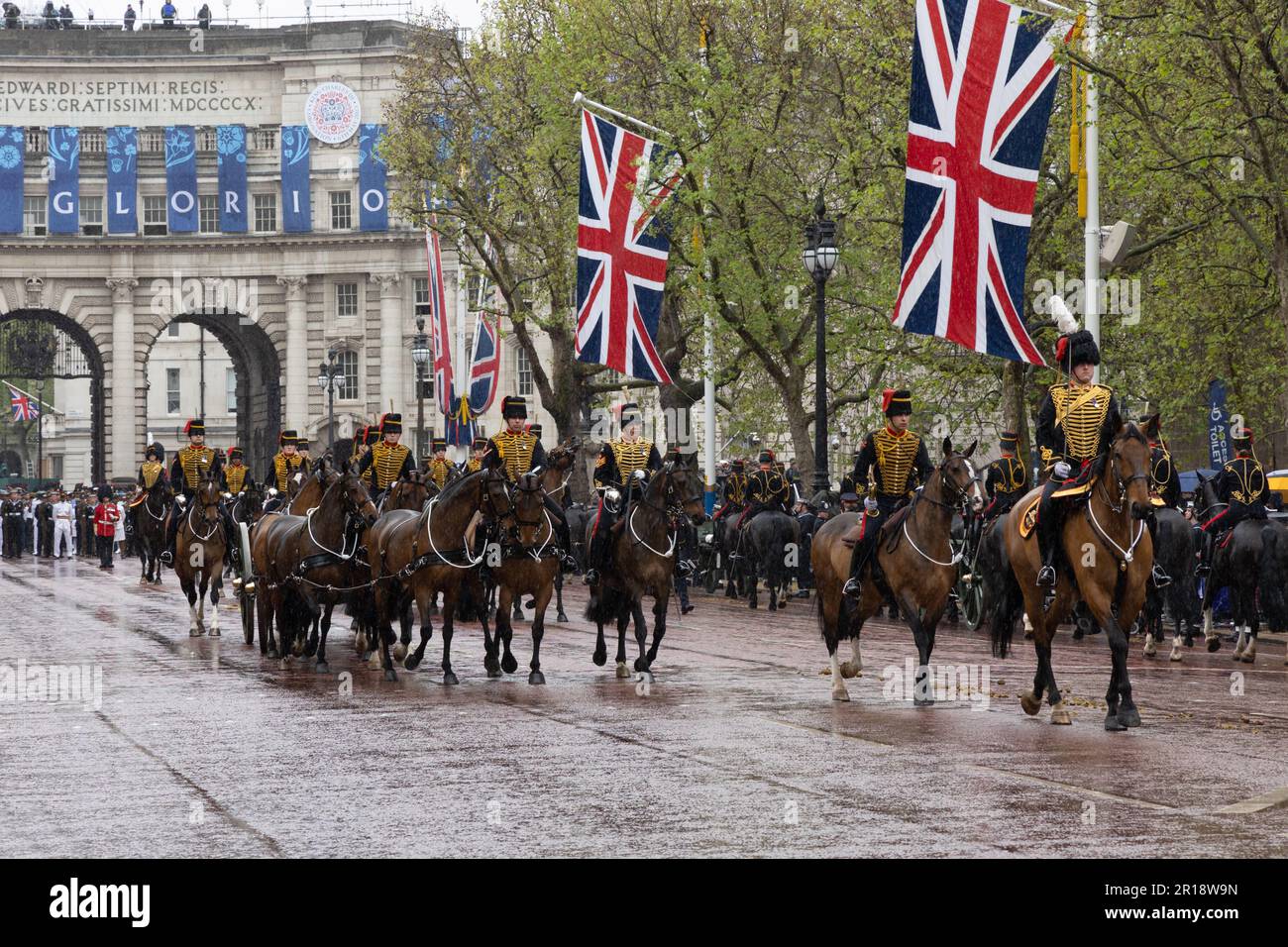 Household Cavalry Parade entlang der Mall während der King Charles Coronation, London, UK am 6. Mai 2023 Stockfoto