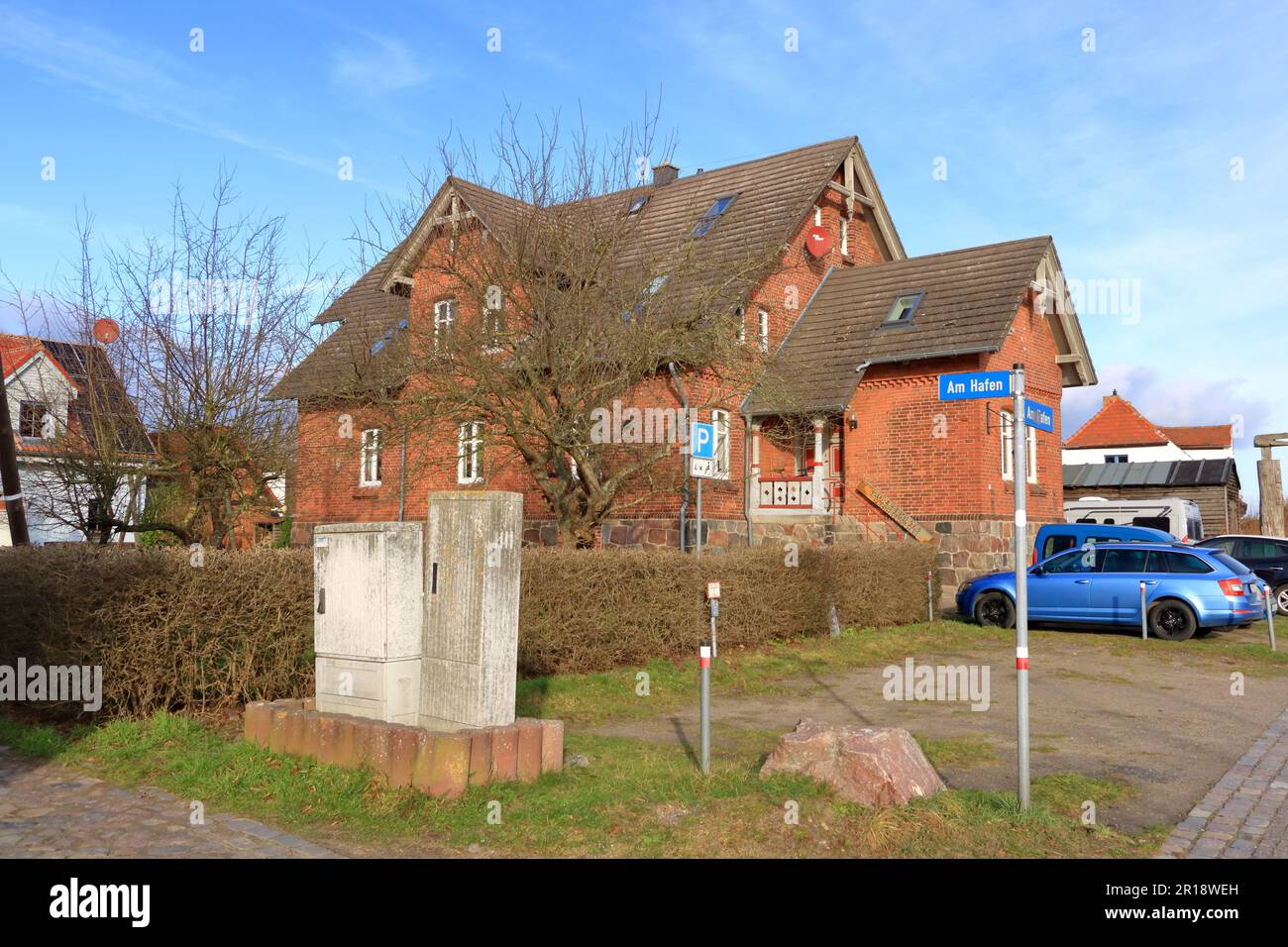 Januar 28 2023 - Wieck, Greifswald in Deutschland: Die Häuser rund um den Hafen des schönen Dorfes im Winter Stockfoto