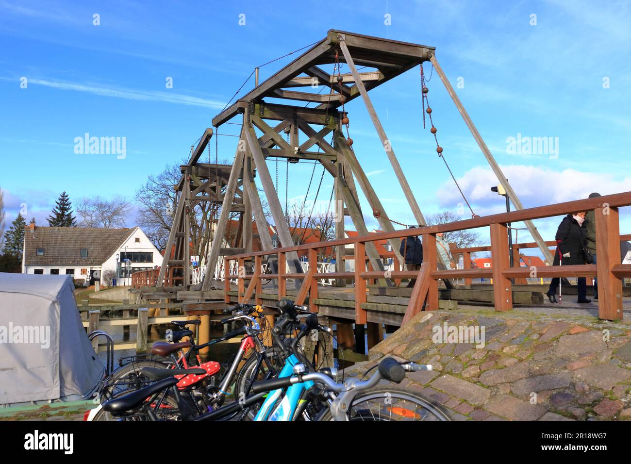 Januar 28 2023 - Wieck, Greifswald in Deutschland: Die Hafenbrücke des schönen Dorfes im Winter Stockfoto
