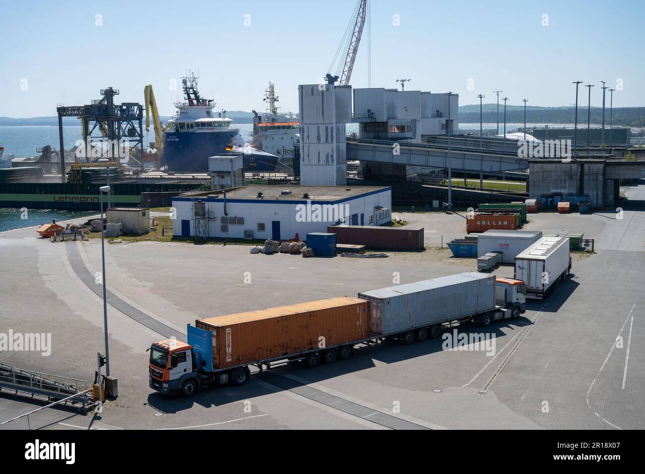 Sassnitz Mukran, Deutschland. 12. Mai 2023. Lastwagen stehen am Hafen von Mukran. Auf einem Treffen von Vertretern der Bundesregierung mit Verbänden, Bürgermeistern und Wirtschaftsvertretern aus Mecklenburg-Vorpommern werden die Pläne für einen Flüssiggasterminal am Standort Mukran erläutert. Habeck hatte vor einer Woche in einem Schreiben an das Wirtschaftsministerium in Schwerin klargestellt, dass die deutsche Regierung den Bau des Terminals in Mukran für notwendig hält, um das Risiko einer Gasknappheit zu verringern. Kredit: Stefan Sauer/dpa/Alamy Live News Stockfoto