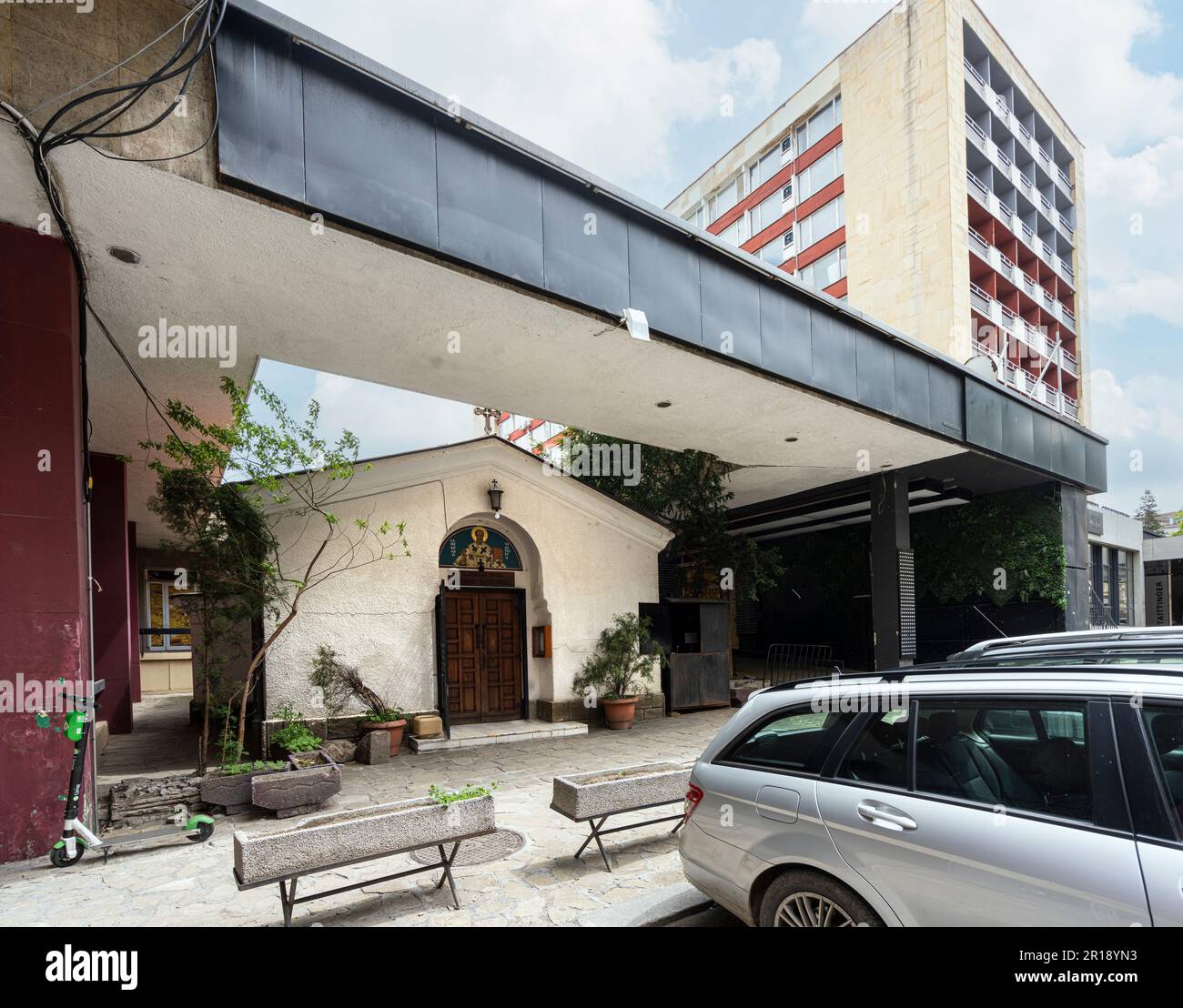 Sofia, Bulgarien. Mai 2023. Außenansicht der kleinen St. Nicholas die Wunderarbeiterkirche inmitten von Gebäuden im Stadtzentrum Stockfoto