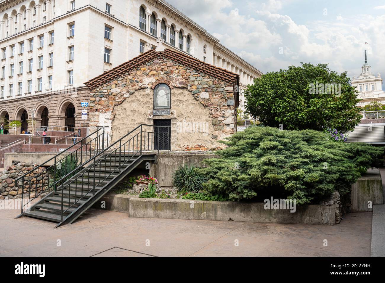Sofia, Bulgarien. Mai 2023. Außenansicht der antiken Kirche Sveta Petka im Stadtzentrum Stockfoto