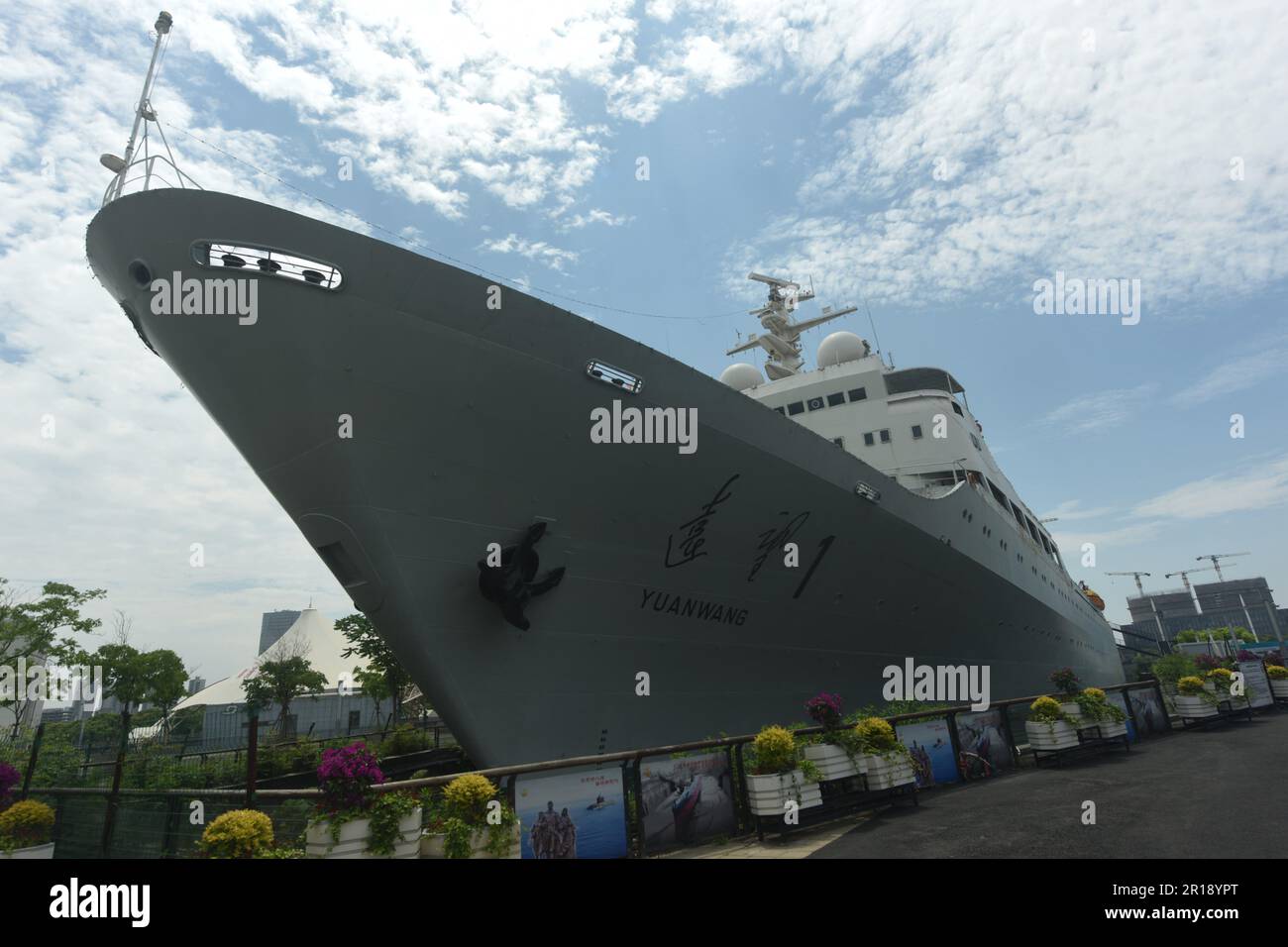 SHANGHAI, CHINA - 10. MAI 2023 - das Yuanwang-1-Schiff wird am Dock 2 an der ursprünglichen Stelle der Shanghai Jiangnan Werft in Shanghai, China, am 10. Mai 2023 gesehen. Yuanwang-1 ist das von China entworfene und gebaute integrierte Raumschiff der ersten Generation zur Meeresforschung. Yuanwang-1 unternahm in 32 Jahren von 1978 bis 2010 44 57 Meeresexpeditionen, segelte mehr als 2.600 Tage und 440.000 Seemeilen sicher und absolvierte erfolgreich große nationale wissenschaftliche Forschungs- und Testmissionen, darunter Interkontinentalraketen, U-Boot-Raketen, verschiedene nationale und ausländische Satelliten und mann Stockfoto