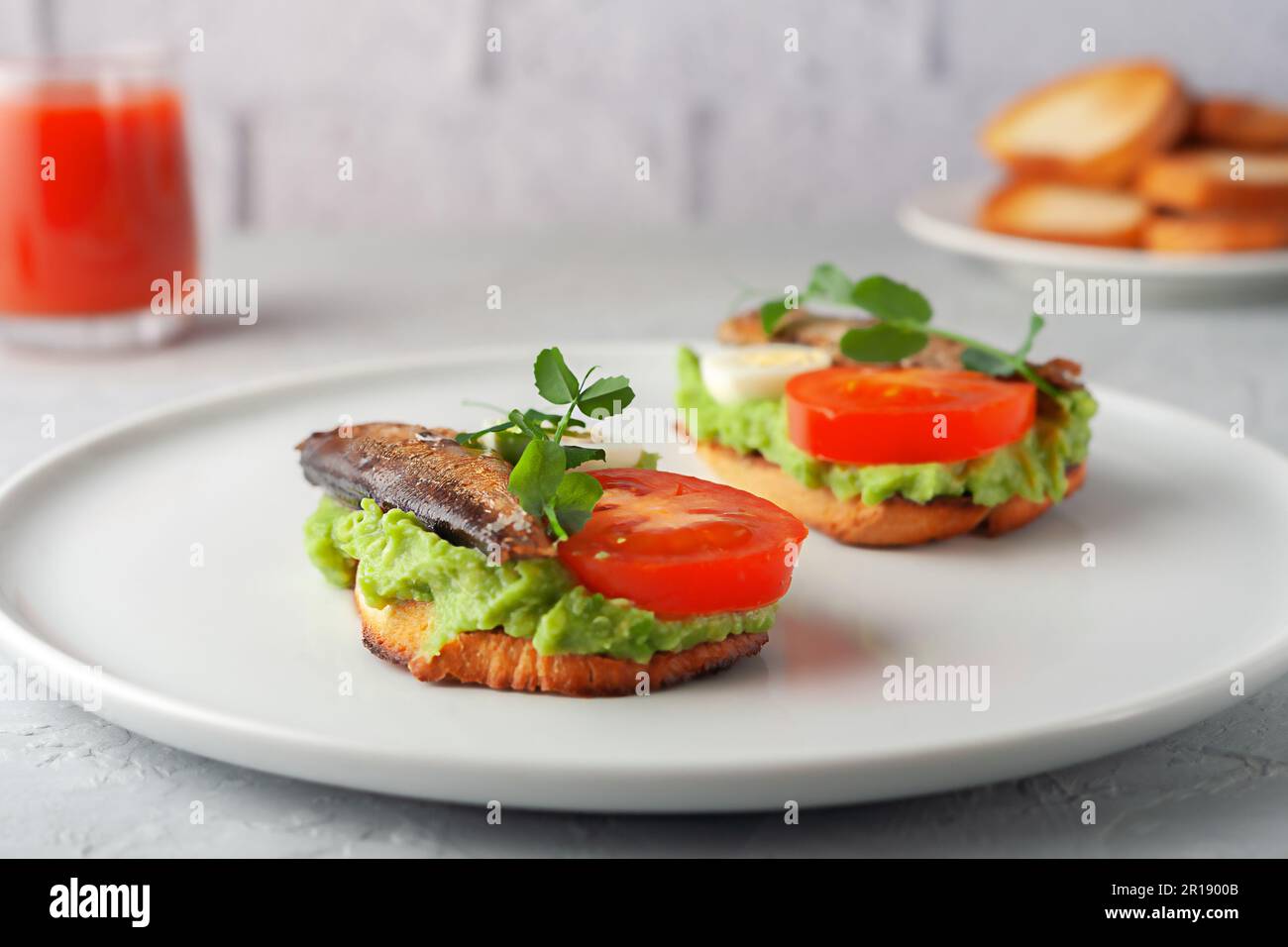 Sandwiches mit Sprotten auf getoasteten Brotscheiben. Sandwich mit ...