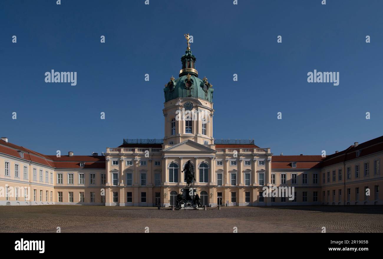 Berlin, Deutschland. 22. April 2023. Blauer Himmel umrahmt Schloss Charlottenburg. Kredit: Paul Zinken/dpa/Alamy Live News Stockfoto