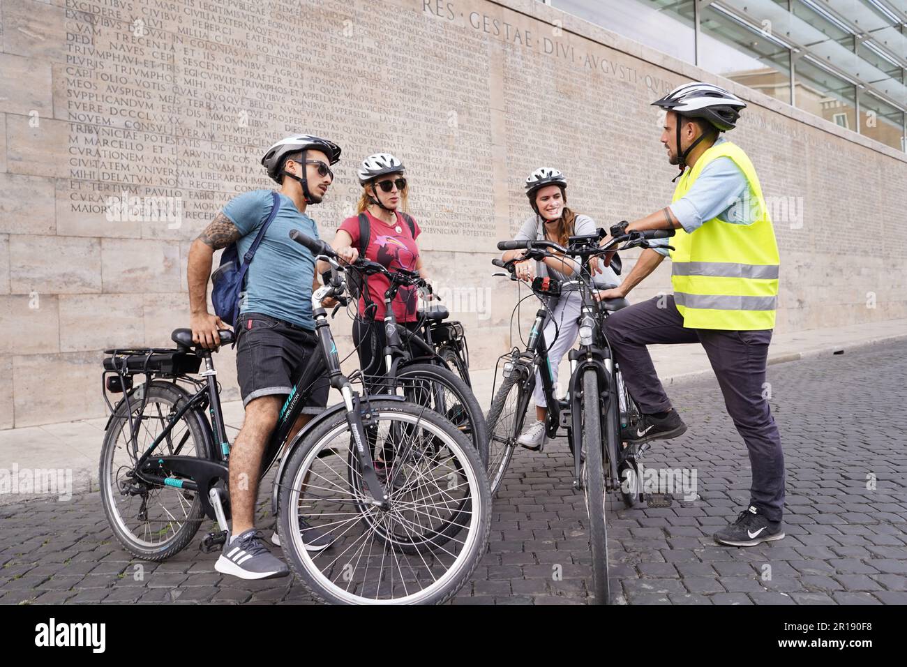 Freunde, Touristen, Radfahren, Radfahren, Fahrrad fahren, Führung durch Rom Stockfoto