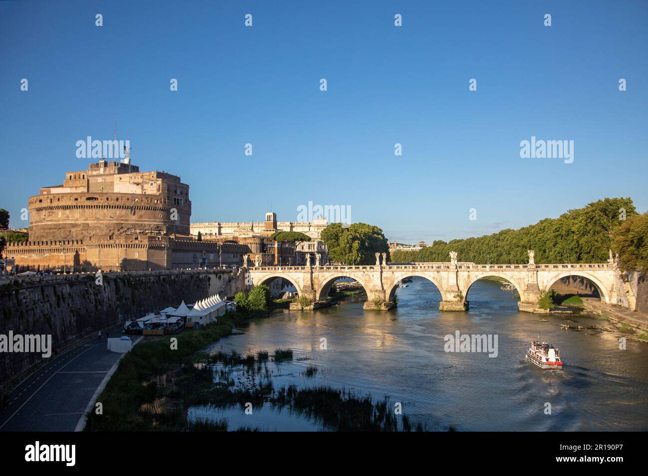 Engelsschloss und Tiberbrücke, ein Schiff auf dem Fluss in Rom, Italien Stockfoto