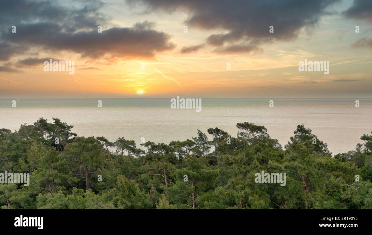 Sonnenuntergang über dem Mittelmeer, eine Szene in der Südtürkei. Die Sonne strahlt ein warmes Licht über das Mittelmeer in der Südtürkei, Marmaris Stockfoto