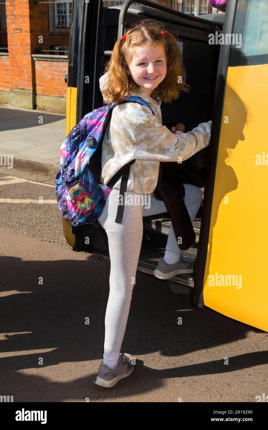 Jahr 4 Schulmädchen / Mädchen / Kind / Kind / Schüler im Alter von 8 Jahren, die zu Beginn einer Schulreise in einen Reisebus einsteigen. England Großbritannien. (134) Stockfoto