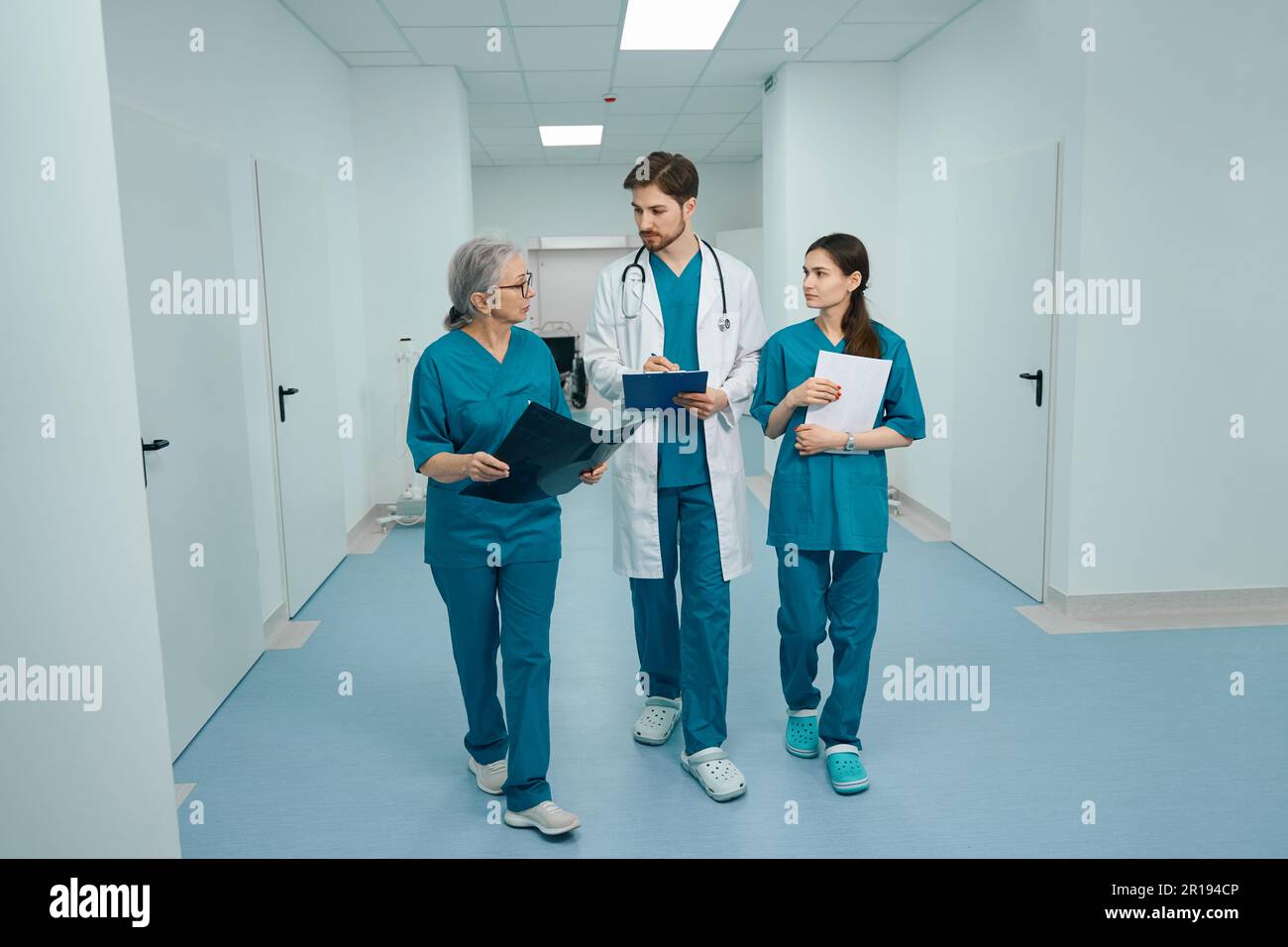 Medizinische Kollegen gehen den Korridor der Diagnoseabteilung entlang Stockfoto