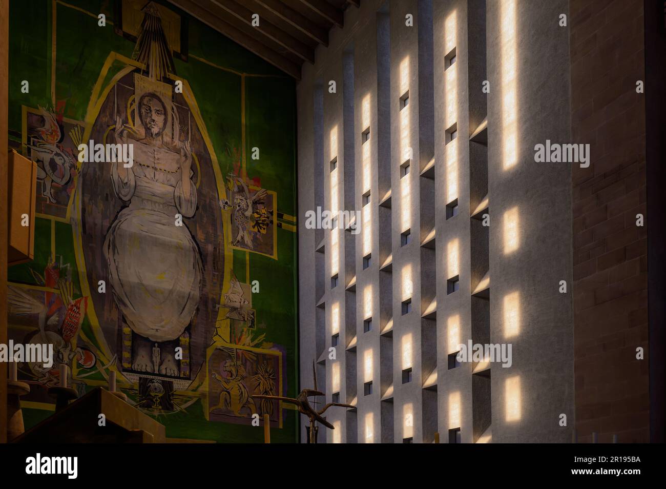 Coventry Cathedral, die Gegend am North End. Der Wandteppich von Graham Sutherland ist einer der größten der Welt. Stockfoto