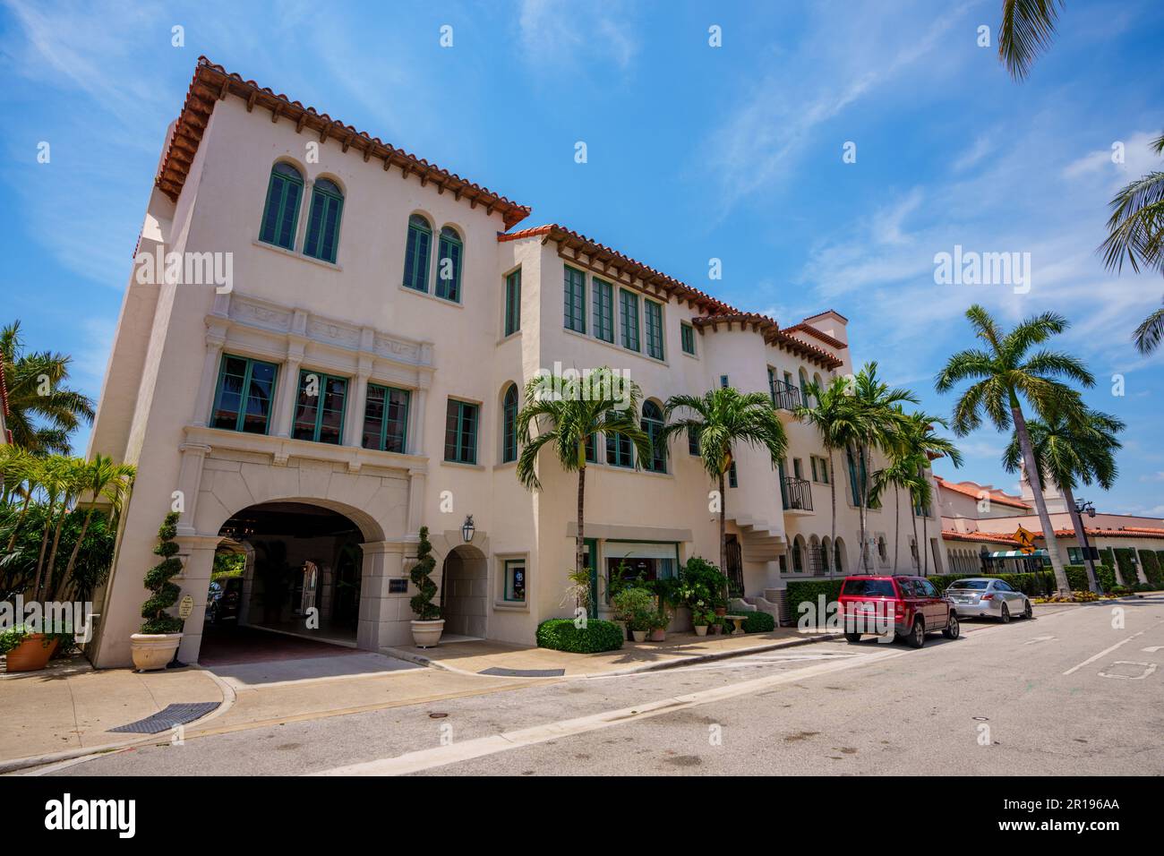 Palm Beach, FL, USA - 11. Mai 2023: Foto des Everglades Club und des Golfplatzes Palm Beach Worth Avenue Stockfoto