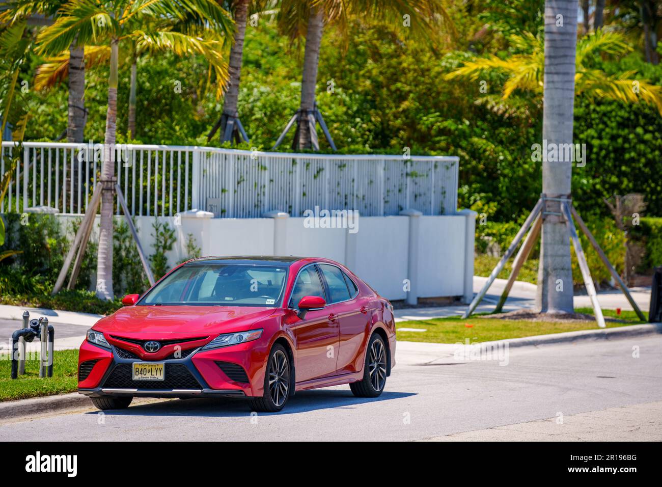 Palm Beach, FL, USA - 11. Mai 2023: Foto eines roten Toyota Camry Stockfoto