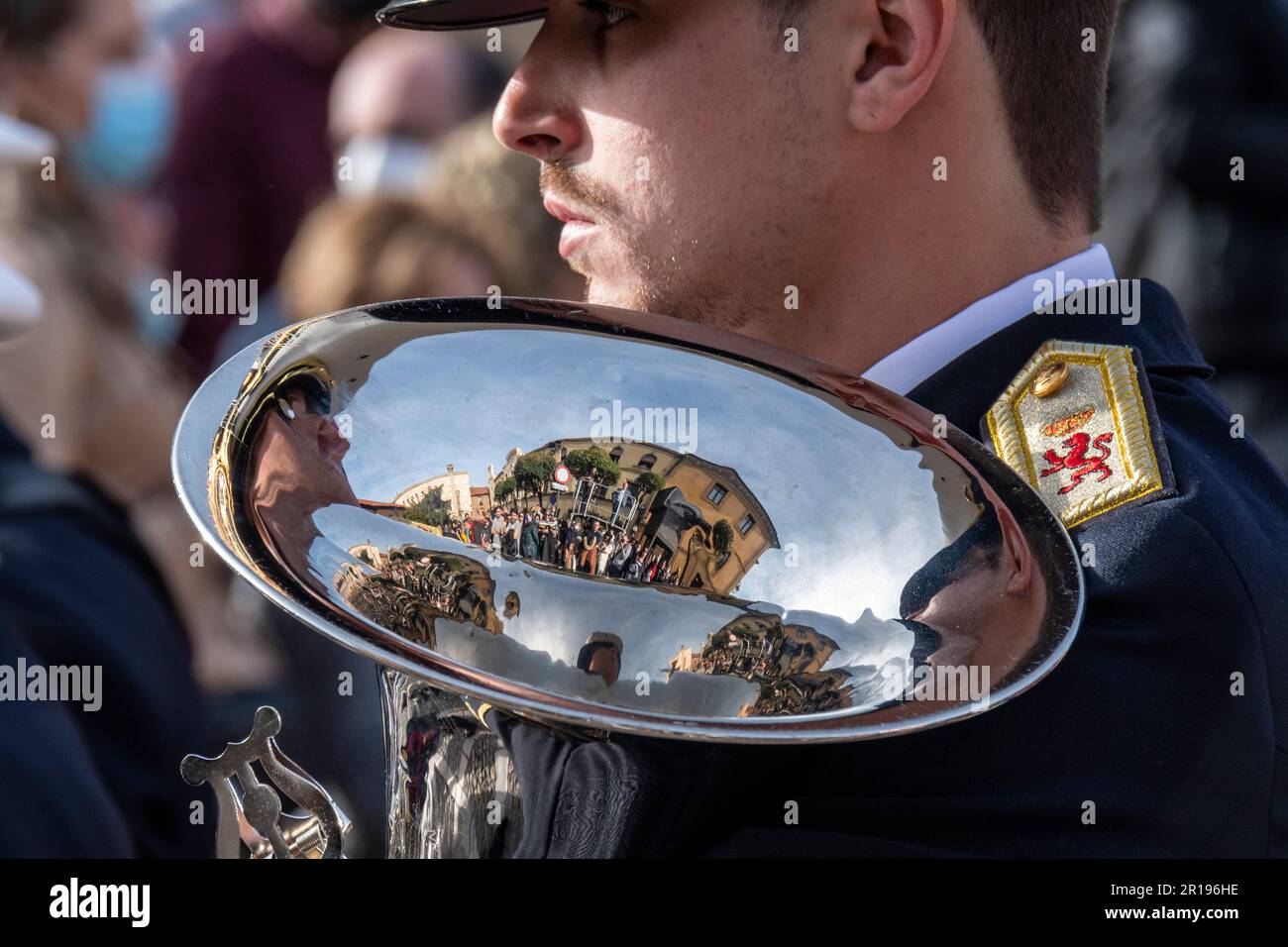 Mitglied der Band der Bugles und Drums von Cristo de la Victoria während Semana Santa, Leon, Spanien Stockfoto