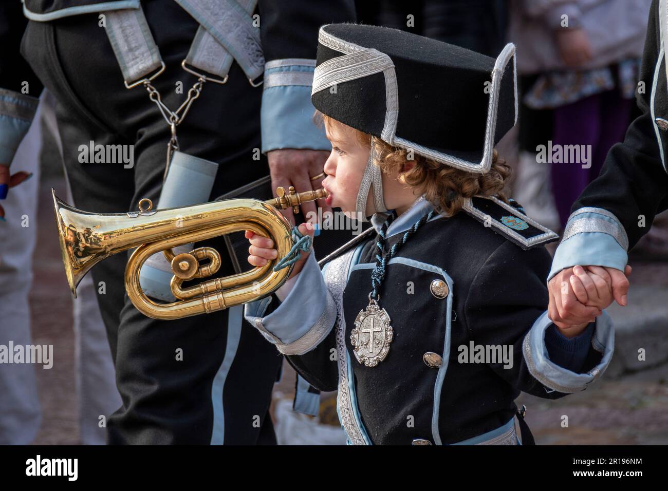 Mitglied der Band der Bugles und Drums von Cristo de la Victoria während Semana Santa, Leon, Spanien Stockfoto