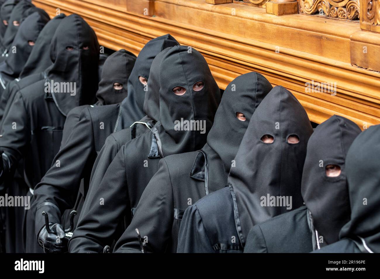 Mitglieder des Cofradía del Cristo del Gran Poder tragen während einer Semana-Santa-Prozession in Leon, Spanien, einen Paso Stockfoto