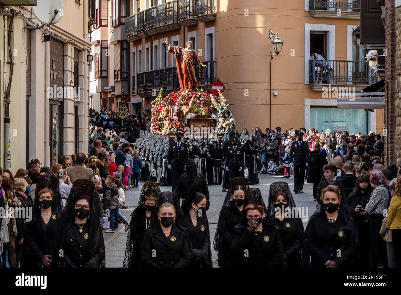 Mitglieder des Cofradía del Cristo del Gran Poder cary a Paso durch die Straßen von Leon während Semana Santa, Spanien Stockfoto