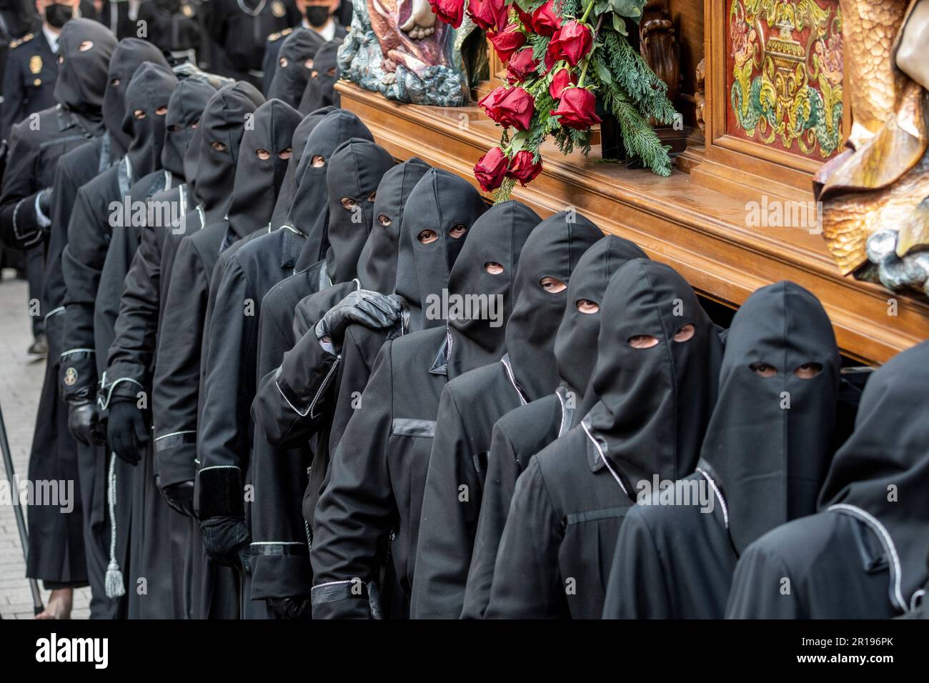 Mitglieder des Cofradía del Cristo del Gran Poder tragen während einer Semana-Santa-Prozession in Leon, Spanien, einen Paso Stockfoto