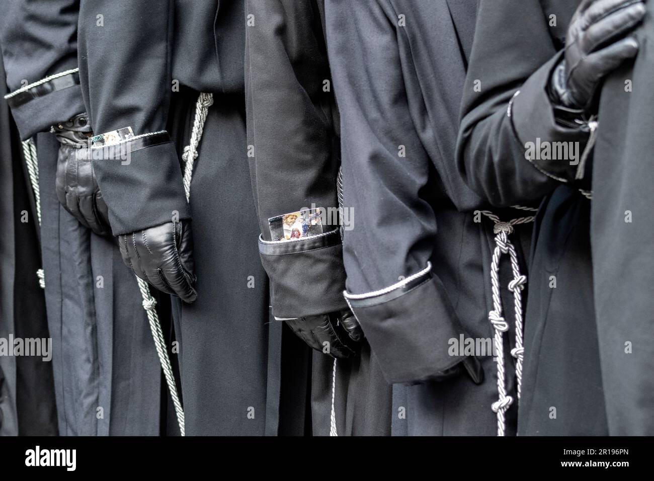 Mitglieder des Cofradía del Cristo del Gran Poder tragen während einer Semana-Santa-Prozession in Leon, Spanien, einen Paso Stockfoto