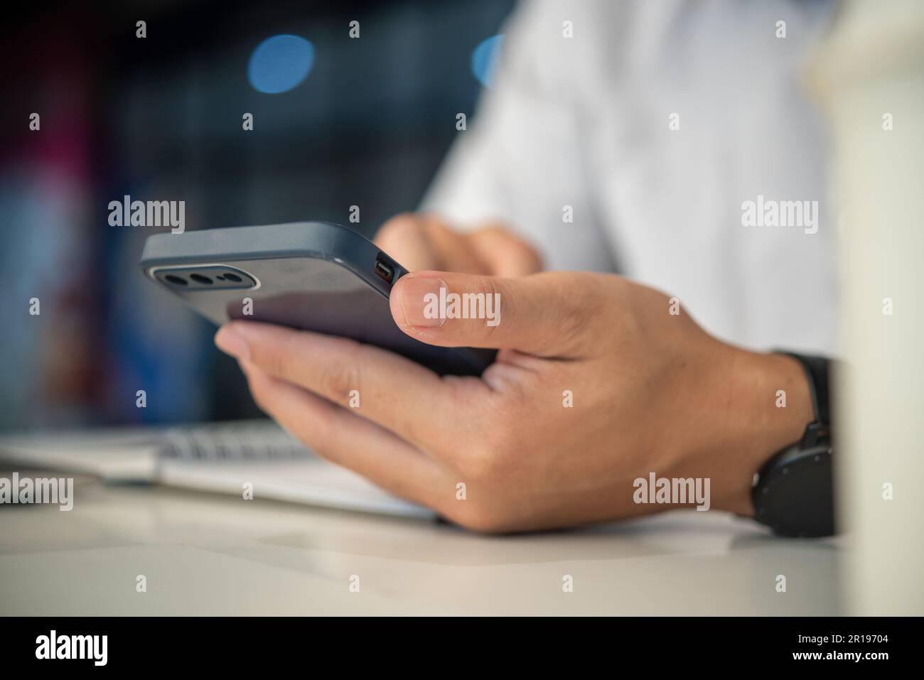 Mann mit Smartphone und working.education und Technologiekonzept, Student arbeitet, Freelance. Stockfoto