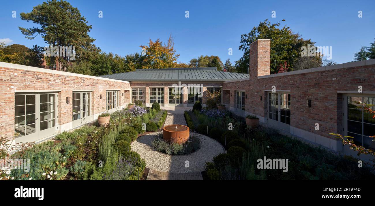 Gesamtblick vom Eingang. Berkhamsted House, Berkhamsted, Vereinigtes Königreich. Architekt: Kirkland Fraser Moor, 2022. Stockfoto