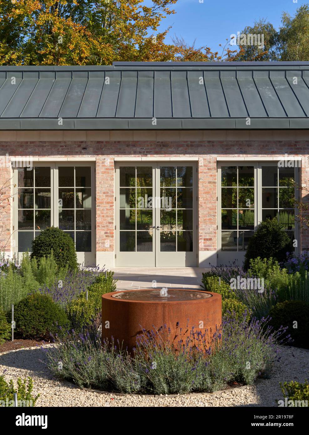 Gesamtblick vom Eingang über den Wasserbrunnen. Berkhamsted House, Berkhamsted, Vereinigtes Königreich. Architekt: Kirkland Fraser Moor, 2022. Stockfoto