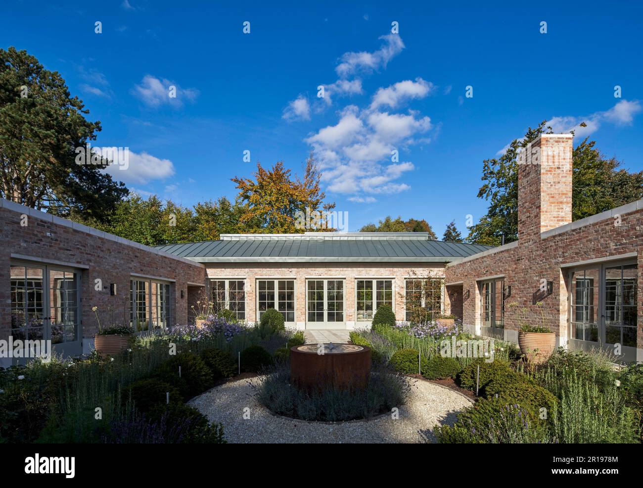 Gesamtblick vom Eingang. Berkhamsted House, Berkhamsted, Vereinigtes Königreich. Architekt: Kirkland Fraser Moor, 2022. Stockfoto