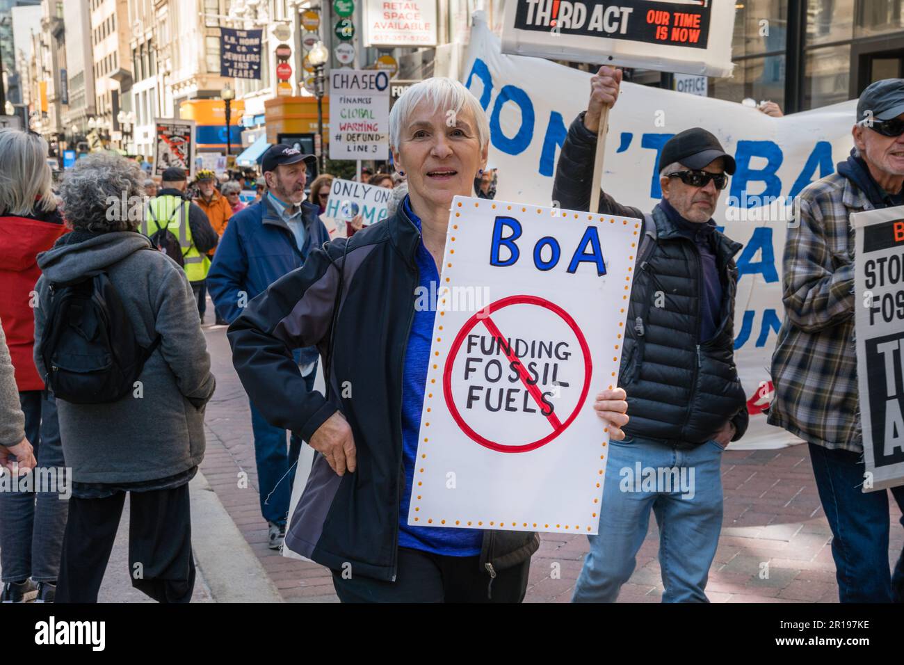 Boston, Massachusetts, USA-21. März 2023: Demonstranten beim National Day of Action to Stop Dirty Banks Action, gesponsert von Bill McKibbens Organisation Third Act Stockfoto