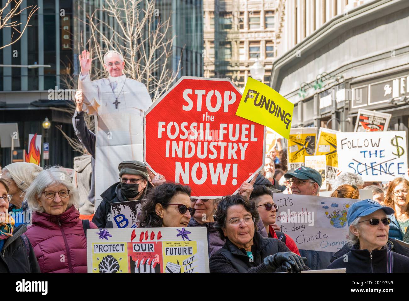 Boston, Massachusetts, USA-21. März 2023: Demonstranten beim National Day of Action to Stop Dirty Banks Action, gesponsert von Bill McKibbens Organisation Third Act Stockfoto