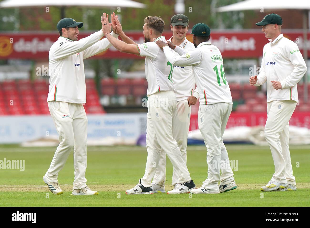 Wiaan Mulder (Zentrum) in Leicestershire feiert das Wicket über LBW von Sussex Steven Smith am zweiten Tag des LV= Insurance County Championship-Spiels auf dem Uptonsteel County Ground in Leicester. Foto: Freitag, 12. Mai 2023. Stockfoto