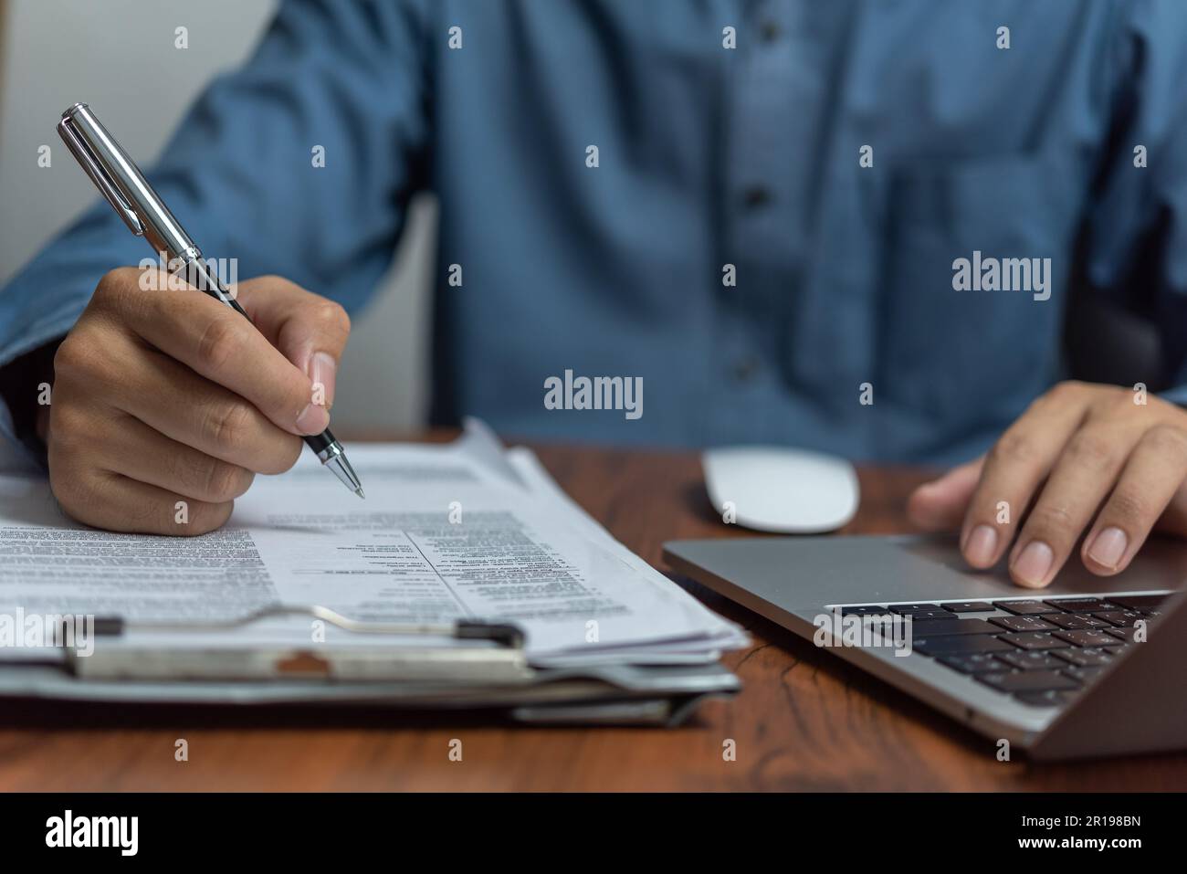 Geschäftsmann unterschreibt Finanzdokumente, Mitarbeiterjob, rechtliche Verträge, Investitionsberichte. Stockfoto