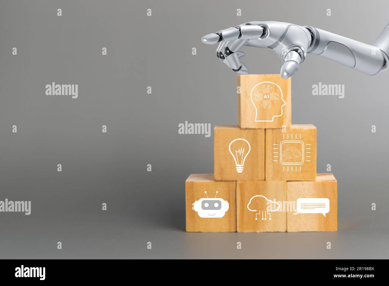 Handgefertigter Roboter mit künstlicher Intelligenz und futuristischer Technologie mit KI-Symbolen Stockfoto