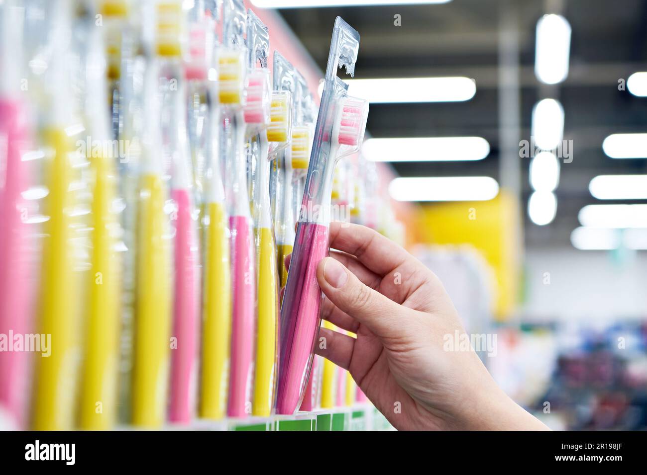 Zahnbürste in einer Packung im Geschäft Stockfoto