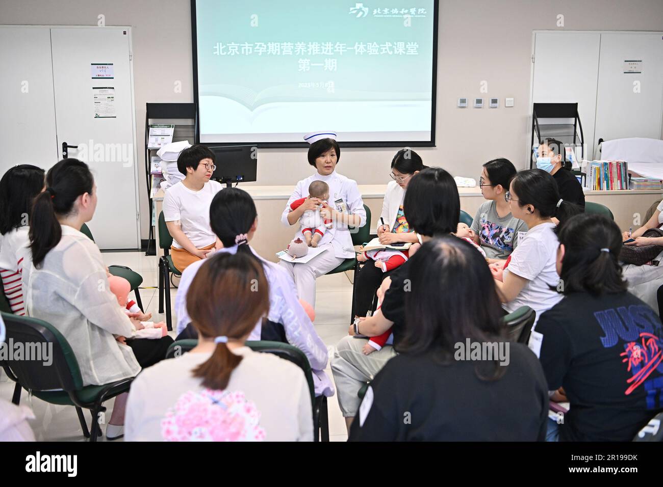 (230512) -- PEKING, 12. Mai 2023 (Xinhua) -- Li Rui (C), Chefschwester ...