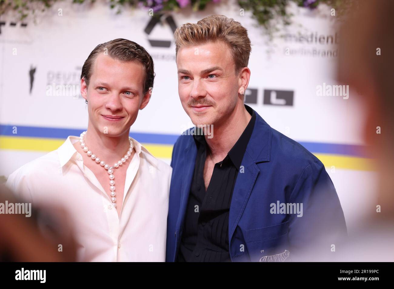 Berlin, Deutschland. 12. Mai 2023. Die Schauspieler Felix Kammerer (l) und Albrecht Schuch kommen bei der Verleihung des Deutschen Filmpreises an. Kredit: Gerald Matzka/dpa/Alamy Live News Stockfoto